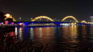 Die Drachenbrücke von Vietnam, die an den Wochenenden abendss Feuer speit. Foto. Heiko Weckbrodt