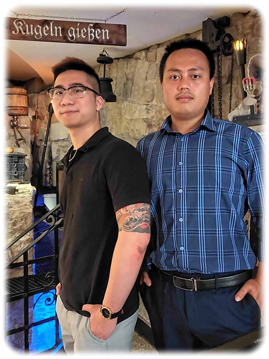 Tuan (l.) und Quang haben im Pulverturm Dresden potenzielle Arbeitsgeber kennengelernt. Sie wollen sich eine neue Zukunft in Hotels oder Restaurants in Deutschland aufbauen. Foto: Heiko Weckbrodt