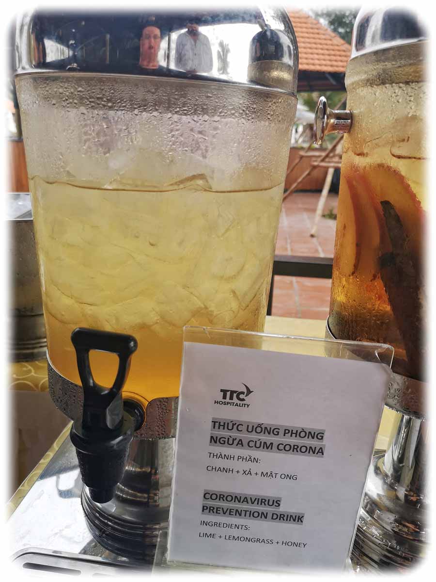 Ein "Coronavirus-Präventiuons-Trunk" in einem Hotel-Resort in Phan Rang im Süden Vietnams, der gratis an die Besucher ausgegeben wurde. Allerdings stärken im besten Falle die enthaltenen Vitamine das Immunsystem - das Virus aufhalten kann solch ein Trunk nicht. Foto: Heiko Weckbrodt