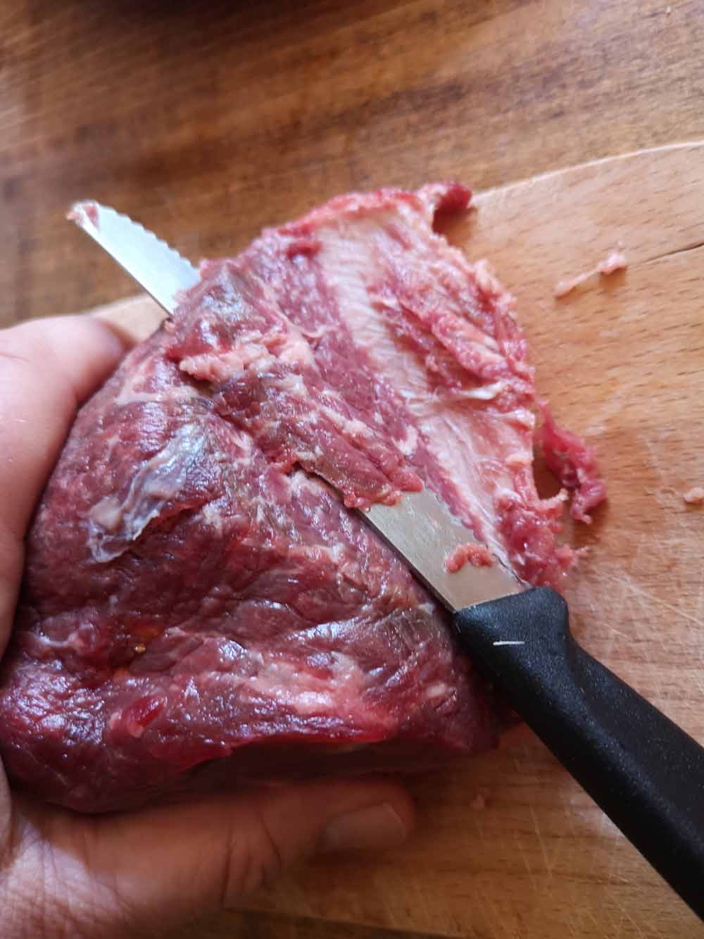 Ist das Rindfleisch leicht gefroren, lässt es sich leichter in dünne Scheiben schneiden, Foto: Heiko Weckbrodt