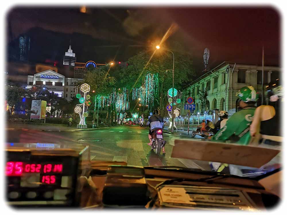 Corona erreichte Vietnam kurz vor dem Tet-Fest. Bereits Anfang Februar 2020 war wie hier in Ho-Chi-Minh-Stadt die Effekte der Gegenmaßnahmen zu sehen: Wo sich sonst Tausende Mopeds und Autos enlangwälzen, herrschte fast gähnende Leere auf den Straßen des ehemaligen Saigon. Foto: Heiko Weckbrodt