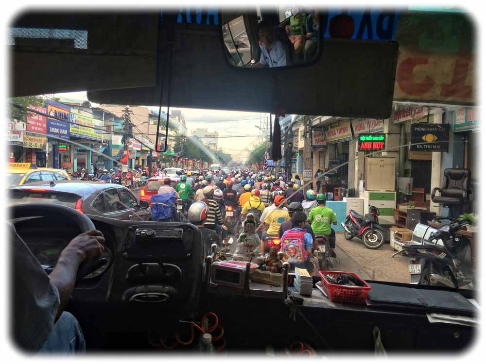 Blick aus einem der meist überfüllten und veralteten Stadtbusse auf das Moped-Gewühl auf den Straßen von Ho-Chi-Minh-City. Ein U-Bahn-Netz-Netz ist längst überfällig. Foto: Heiko Weckbrodt