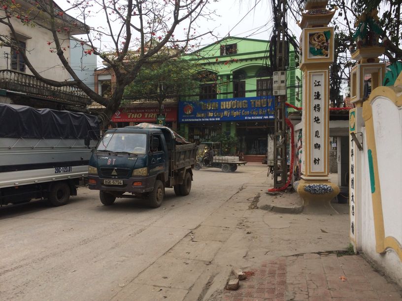 Überall auf den Dorfstraßen von Bat Trang sind Material-Transporter unterwegs Foto: Heiko Weckbrodt