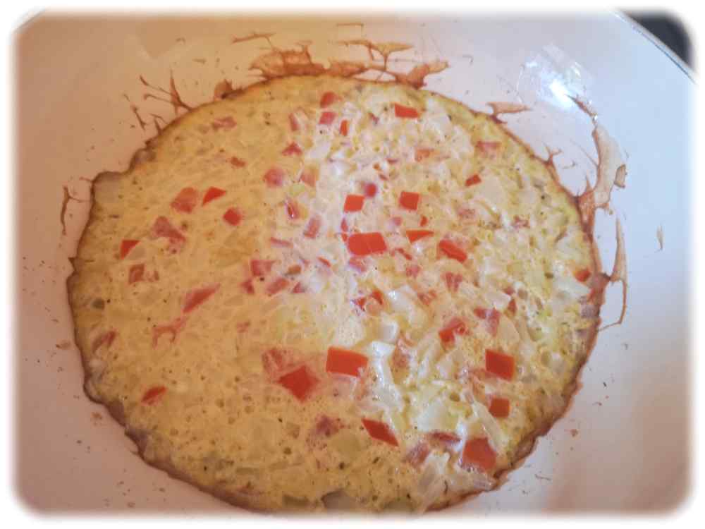 Das Omelett darf nicht zu dunkel werden und sollte sich rückstandsfrei und leicht aus der Pfanne lösen lassen. Foto: Heiko Weckbrodt