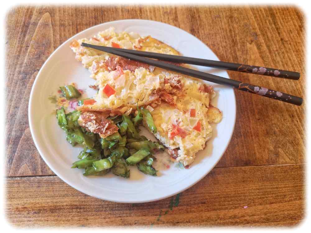 Omelette Đậu rồng Xào schmeckt dank der Drachenbohnen-Beilage leicht bitter-süß. Foto: Heiko Wecbrodt