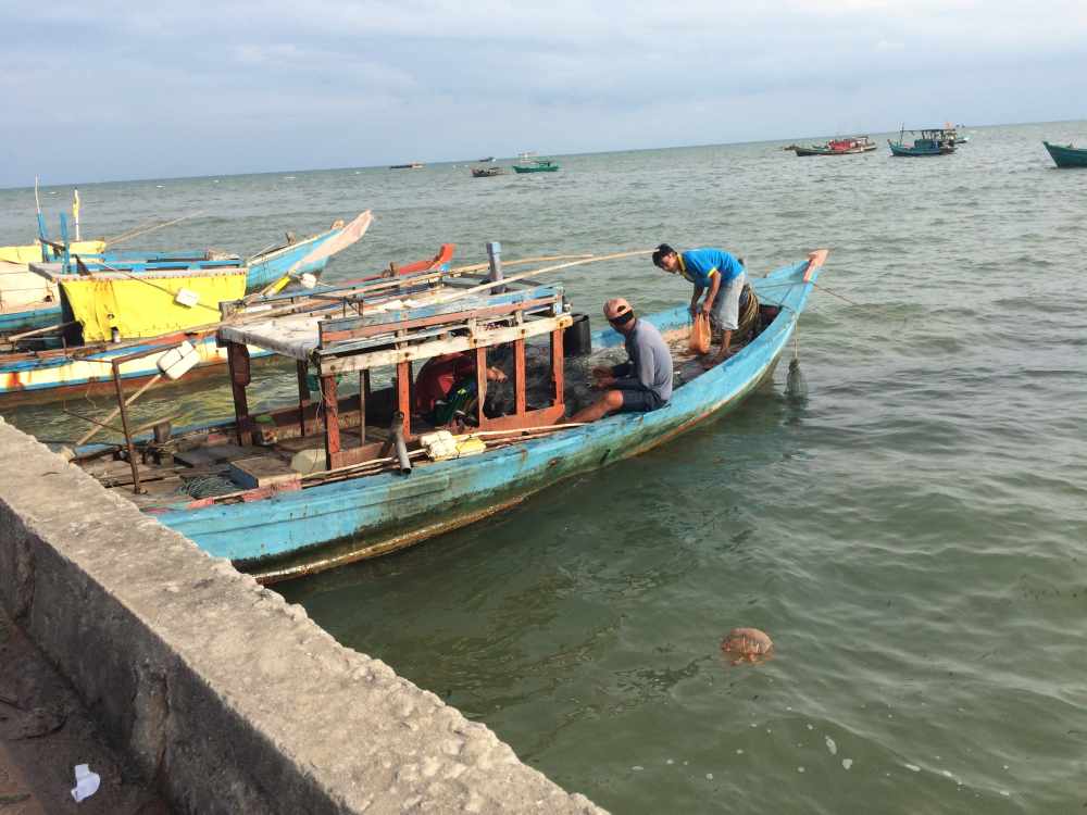 Fischerboote an einer Mole in Vietnam. Foto: Heiko Weckbrodt