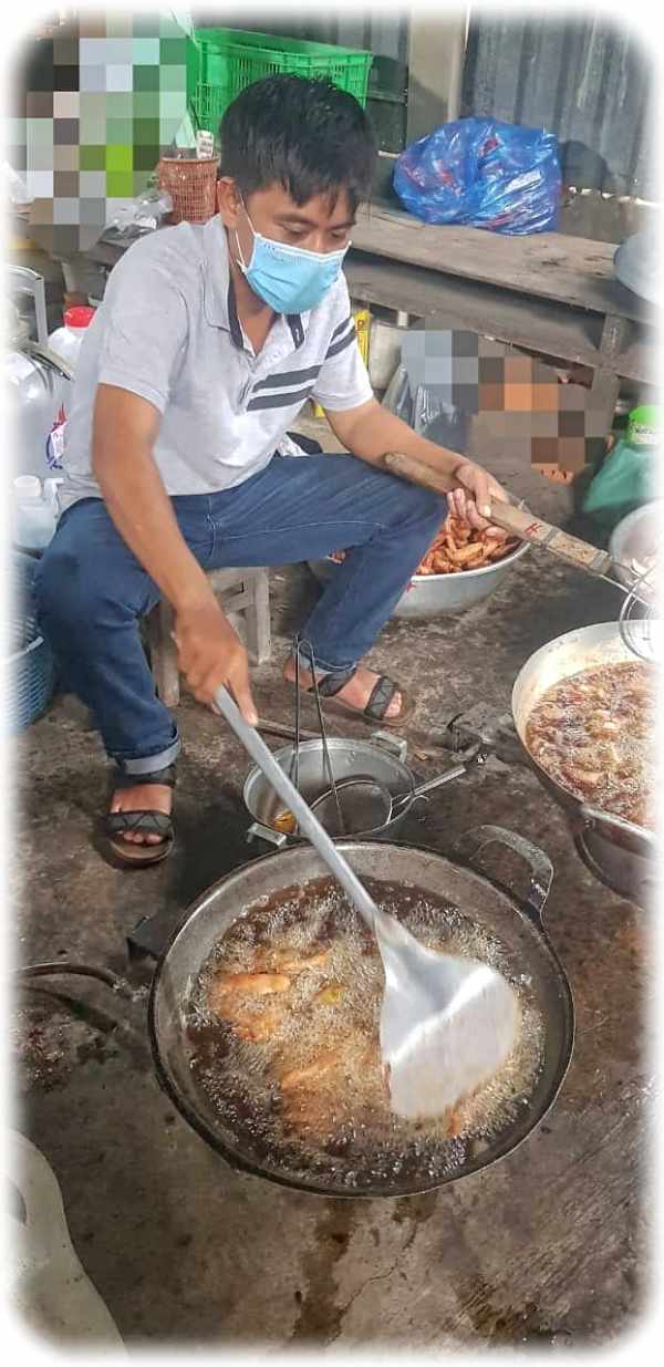 Wenn es im Familienbetrieb hoch her geht, greift der ehemalige Manager Hồ Quốc Khánh auch gelegentlich selbst wieder zu den Kochutensilien. Foto: Familie Ho, privater Bestand