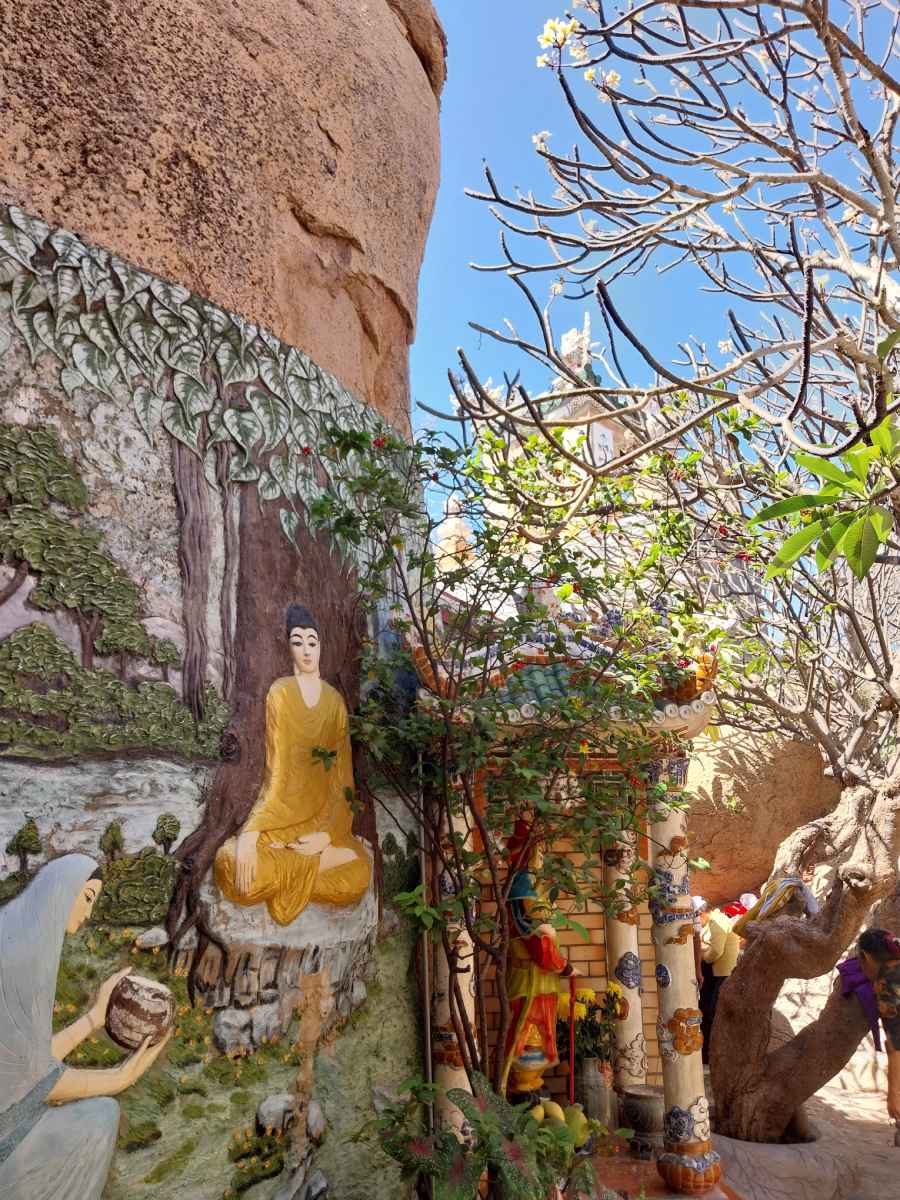Von wohlhabend gewordenen Auslandsvietnamesen finanziert: Buddha-Felsmalereien in Co Tach. Foto: Heiko Weckbrodt