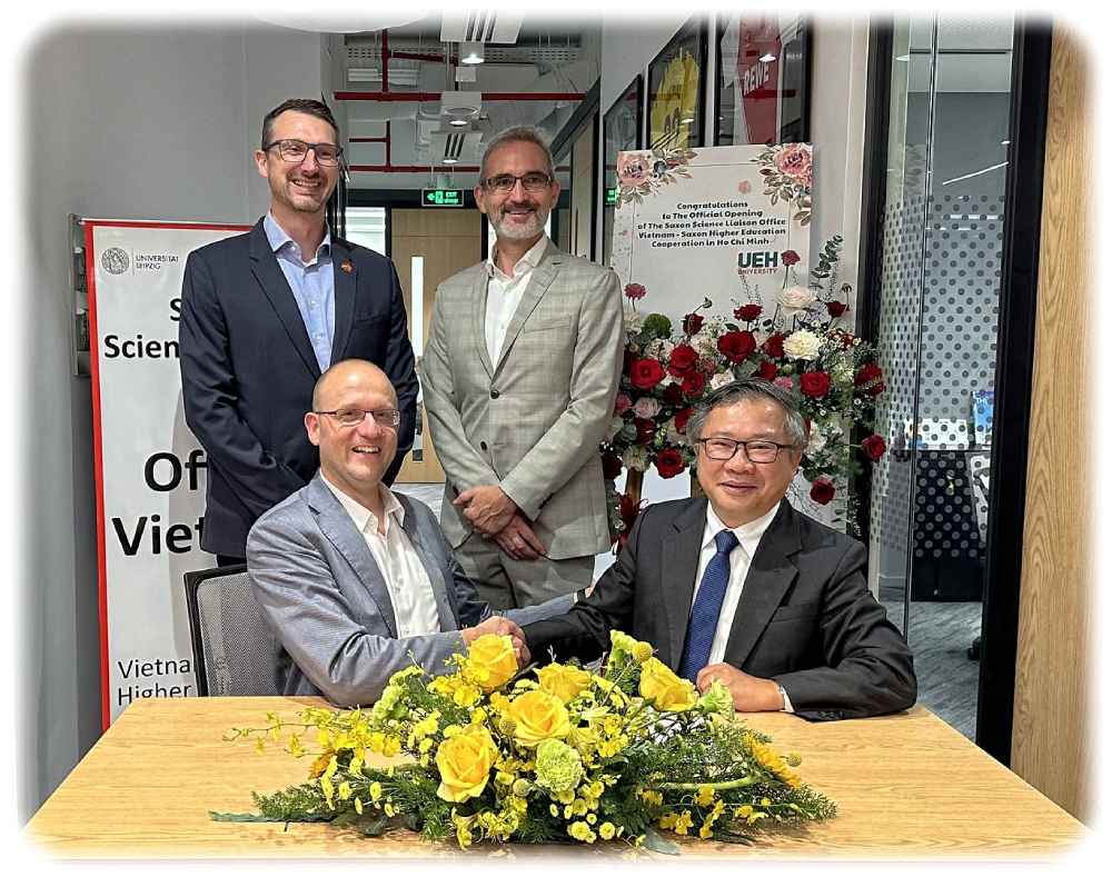 Unterzeichnung der Universitätskooperation zwischen der Vietnamese-German University und der Universität Leipzig, v.l.: Peter Kompalla (Chief Representative der AHK Vietnam), Prof. Dr. Utz Dornberger, Lars Franzen (Vize Konsul), Dr. Ha Thuc Vien (Vice President VGU), Foto: Sept-Kompetenzzentrum