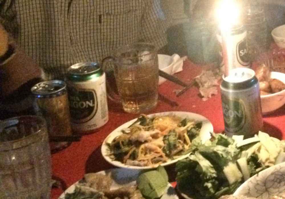 Bier und Schnaps sind bei vielen Mahlzeiten in Vietnam - zumindest bei den Männern - oft präsent Foto: Heiko Weckbrodt
