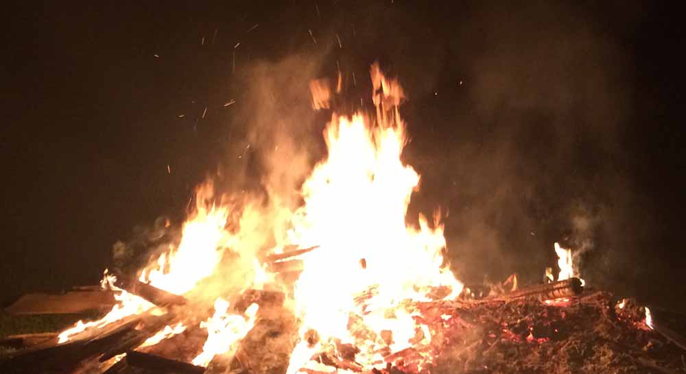 Feueropfer für die Ahnen lösen Waldbrände aus